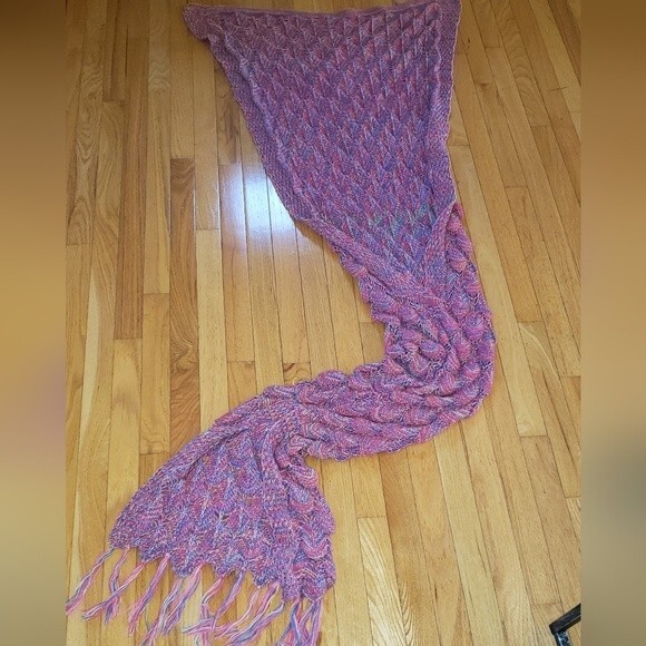 Mermaid Throw Blanket 🧜‍♀️ - Picture 3 of 3